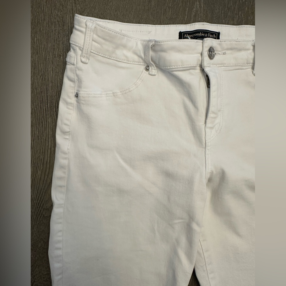 Abercrombie & Fitch White Asymmetrical Raw Hem Cropped Ankle Jeans | Size 31 - Picture 6 of 6